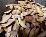 Foto del passaggio 1 della ricetta Pollo e funghi shiitake