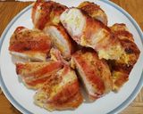 Baconbe tekert, töltött csirkemell, petrezselymes burgonyapürével recept fázis 4 fotója