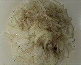 Foto del paso 2 de la receta: Aletas de raya con papas en salsa de cebolla a la cerveza negra