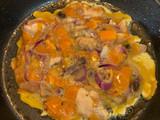 Tortilla de champiñones con pollo y verduras