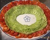 Une image de l'étape 6 de Salade du jardin (tomates, concombre, poivrons, basilic).
