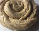 A picture of step 3 of Onion paratha.