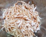 รูปขั้นตอนการทำที่ 3 ของ อกไก่ซอสบ๊วยสปาเกตตีสลัด