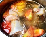 Hình bước làm 2 của món Canh Cá Hú Nấu Măng Chua