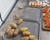 Foto del paso 3 de la receta: Patatas guarnición con tomate y queso en freidora de aire