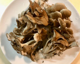舞菇炒高麗菜 / 簡單家常菜的食譜步驟1照片