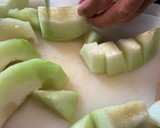 Foto del paso 1 de la receta: Crema fría de melón con jamón