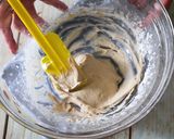 Foto langkah ke 7 dari resep Chocolate Mocha Cupcake.