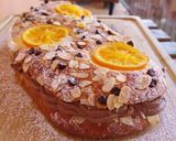 Foto del paso 16 de la receta: Coca de Sant Joan v3: De naranja confitada, almendras y pepitas de chocolate rellena de trufa y nata