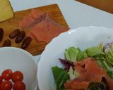 Foto del paso 1 de la receta: Ensalada tibia con salmón ahumado, dátiles, cherry y mezclum