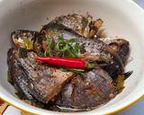 Hình bước làm 2 của món Cá diếc hấp nước tương
