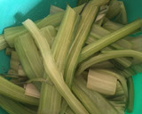 Foto del paso 1 de la receta: Tortilla de brócoli y pencas de acelga