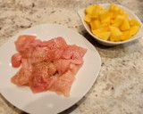 Foto del paso 3 de la receta: Pollo en salsa de tomate con patatas