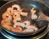 Foto langkah ke 3 dari resep Tagliatelle con Scampi - Pasta Tagliatelle Isi Udang Simpel.
