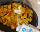 Foto del paso 5 de la receta: Pollo al curry con champiñones y pimientos