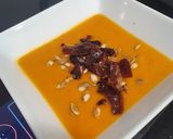 Foto del paso 6 de la receta: Crema de verduras asadas con pipas y jamón crujientes