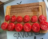 Une image de l'étape 2 de Tomates farcies aux sardines à l'huile, feta et herbes.