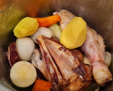 Foto del paso 4 de la receta: Caldo de pollo y chorizo