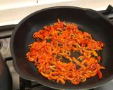 Foto del paso 3 de la receta: Coditos con pimiento caramelizado y aceitunas negras