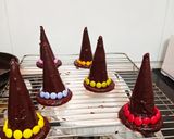 Foto del paso 10 de la receta: Sombreros de brujas con chocolate y sorpresas para Halloween 🧙