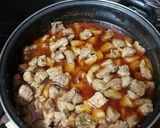 Foto del paso 4 de la receta: Carne de cochino en adobo con papas arrugas