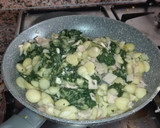 Foto del paso 3 de la receta: Hojas de acelgas al ajillo con patatas en conserva