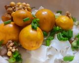 Hình bước làm 2 của món Mì lá tươi trộn trứng non