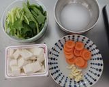Foto langkah ke 1 dari resep Sup sawi tahu.