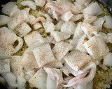 Foto del paso 3 de la receta: Sepia encebollada sobre mini focaccias a la pimienta