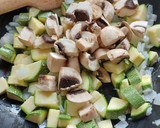 Foto del paso 2 de la receta: Calabacitas con champiñones y elote