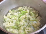 Pechuga de pollo con coliflor y manzana