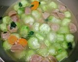 Foto langkah ke 5 dari resep Sop Bening Oyong Wortel Bakso.