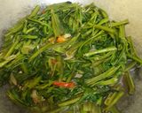 Foto langkah ke 3 dari resep Tumis kangkung terasi saos tiram endolll.