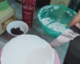 A picture of step 5 of Vanilla cream cake with chocolate chips inside.