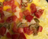 Foto del paso 3 de la receta: Omelette con muzzarella tomate y aceitunas.... una delicia de 5 minutos!