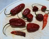 Foto del paso 2 de la receta: Aceite de ajo y ajíes P.P. (10 XL picante)