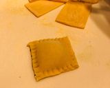 Foto del passaggio 6 della ricetta Ravioli fatti in casa🏠