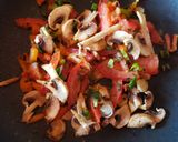 Foto del paso 3 de la receta: Omelette con verduras, queso y champiñón