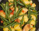 Foto del passaggio 5 della ricetta Fagiolini/Cornetti in umido saporiti con patate