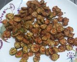 A picture of step 3 of Ivy gourd or donde chips.