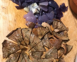 Foto del paso 2 de la receta: Tortilla de setas silvestres y cebolla roja