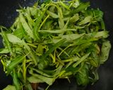 Foto langkah ke 3 dari resep Tumis Kangkung Puyuh.