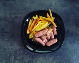 Foto del paso 5 de la receta: Salchichas guisadas al vino con patatas fritas