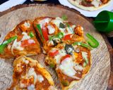 A picture of step 9 of Paneer Tikka Cheese Burst Pizza, without oven.