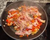 Foto del paso 4 de la receta: Empanada de hojaldre con bacon, cebolla, pimiento rojo, champiñones y nata para cocinar