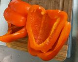 Une image de l'étape 1 de Poivrons bicolores et courgettes jaunes grillés aux épices.