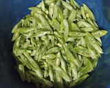 Foto langkah ke 2 dari resep Tumis Buncis Bawang Putih Saus Tiram.