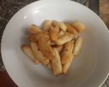 Hình bước làm 2 của món LẮC BỘT PHÔ MAI với Tokbokki,chả tôm, xúc xích