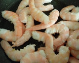 Foto del paso 12 de la receta: Chocos en salsa, brochetas de langostinos al whisky y coquinas al ajillo