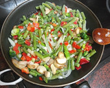 Foto del paso 4 de la receta: Muslitos de pollo sobre cama de papas y verduras al horno